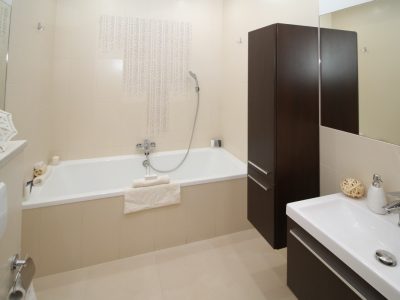 bathroom_bath_wc_toilet_sink_mirror_apartment_room-1181779